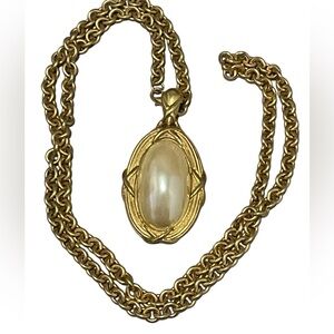 Vintage Etruscan Revival Large Faux Oval Mabe Pearl Gold Plated Pendant Necklace